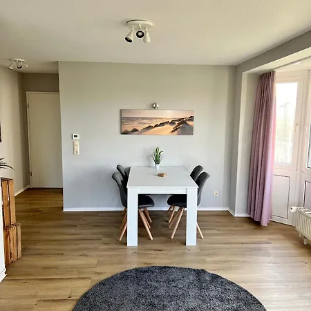 Moderne Am Stand In Duhnen *